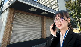 シャッターの故障で困ってる女性